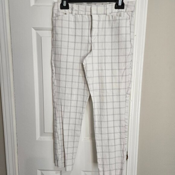 Old Navy_High Rise Pixie Skinny with Secret-Smooth Pockets_Size 6 - Picture 1 of 3